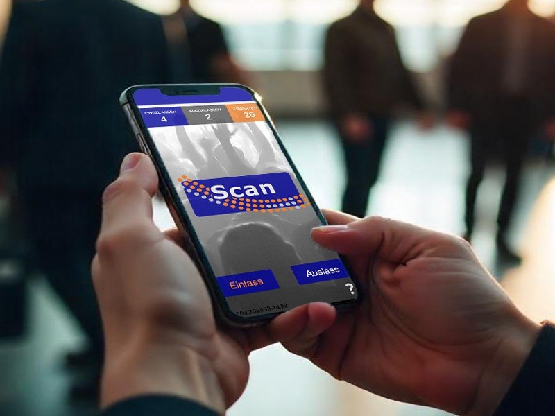 Eine Person, die ein Handy mit der geöffneten SmartScan App in den Händen hält