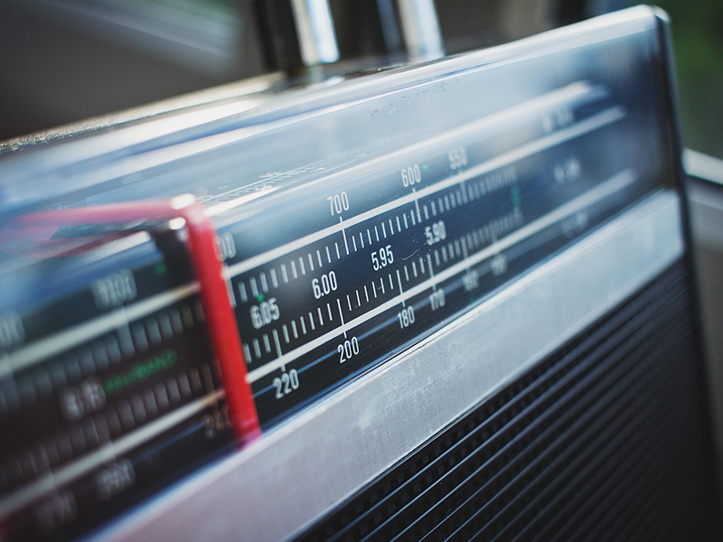 Ein Radio, welches auf die UKW-Frequenz eingestellt werden kann